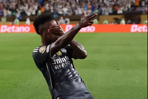 فينيسيوس: ما زلنا نتكيف مع أسلوب ألونسو.. وسنعود إلى مدريد بكأس العالم للأندية